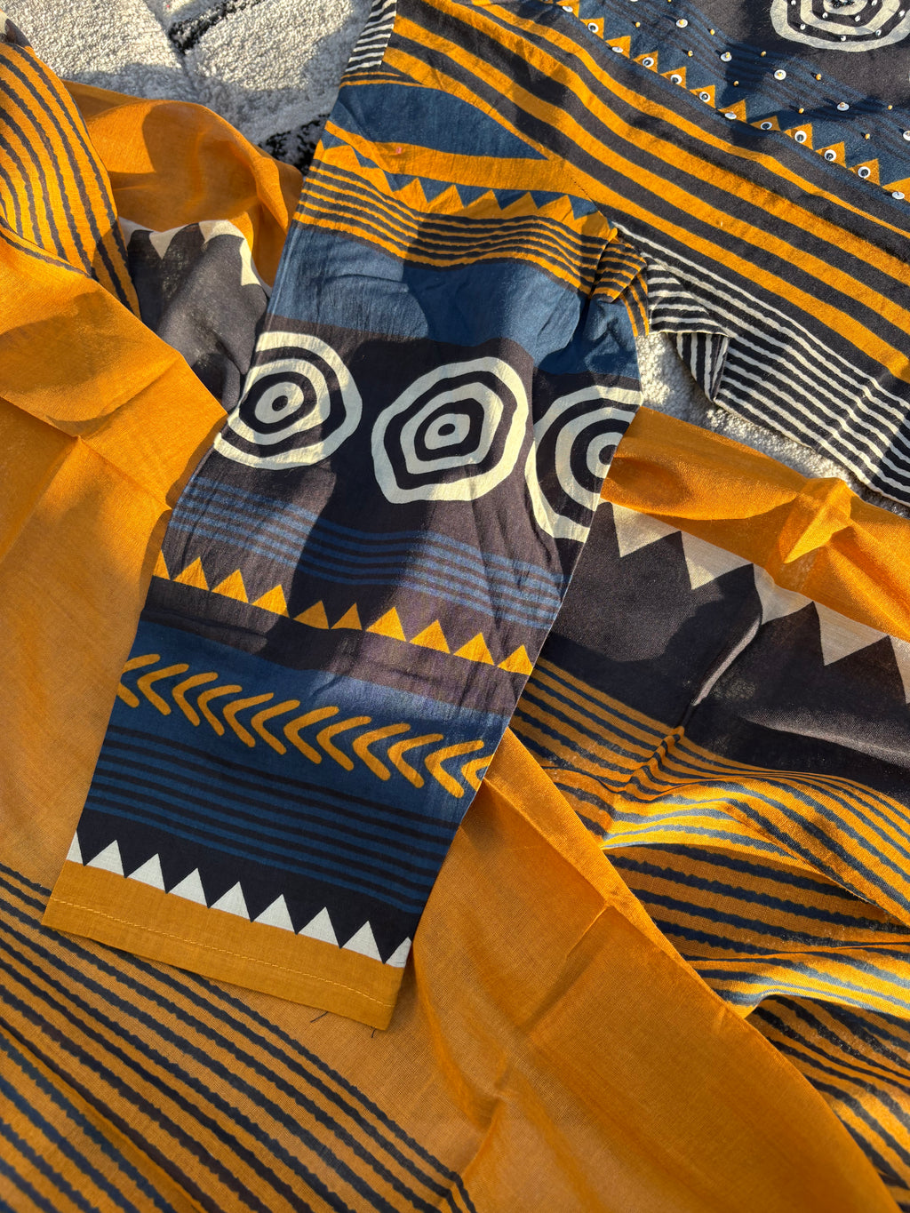 Ochre - ebony vertical set
